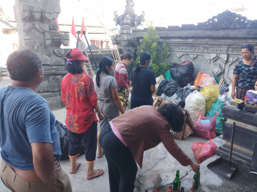 Pengumpulan Danpenimbangan Sampah Plastik Oleh Pkk Desa Mambal